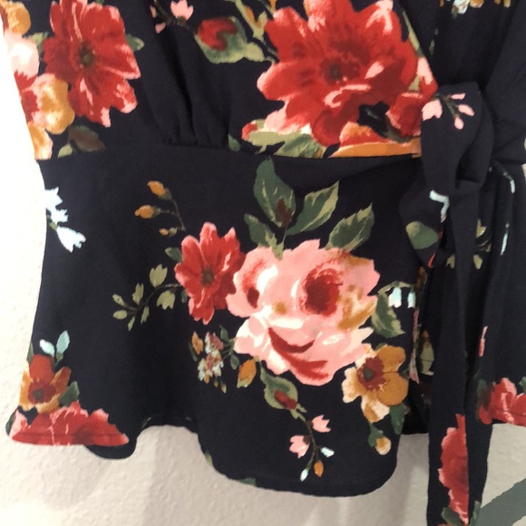Cute Blouse,  navy blue background with flower - Picture 2 of 2